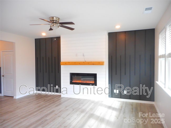 Building Photo - 3058 Eastcott Ave