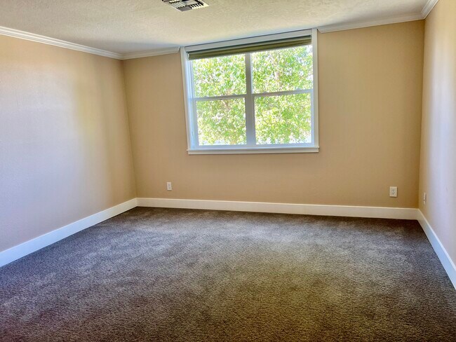 Building Photo - 2025 Mullan Rd