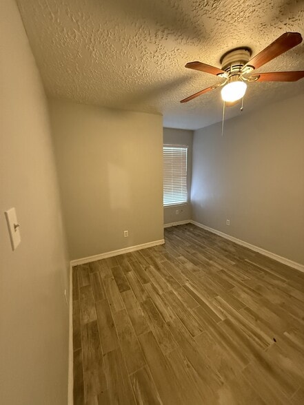 Building Photo - 13323 S Thorntree Dr