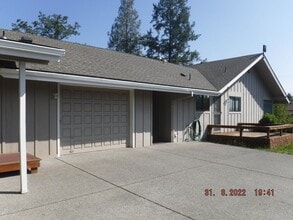 Building Photo - Large 3 Bedroom House