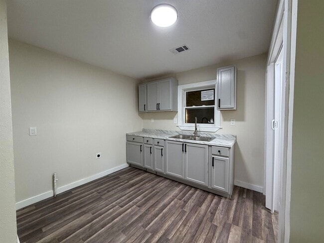 Building Photo - 8 E Brooks Rd