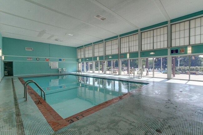 Building Photo - Rare 3bedroom Valhalla condo - basic cable & internet included!