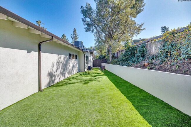 BACK YARD LOUNGE 2 - 16047 Meadowcrest Rd