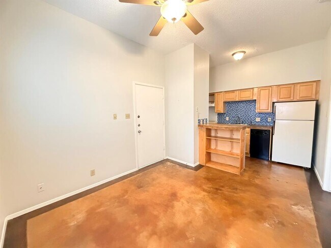 Building Photo - 1620 Waterston Ave