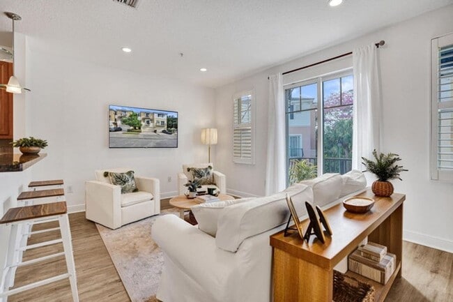 Building Photo - 642 NW 38th Cir