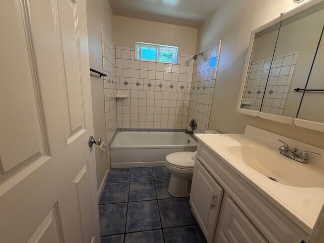 Building Photo - 4 bedroom house in Orangevale on a huge lot
