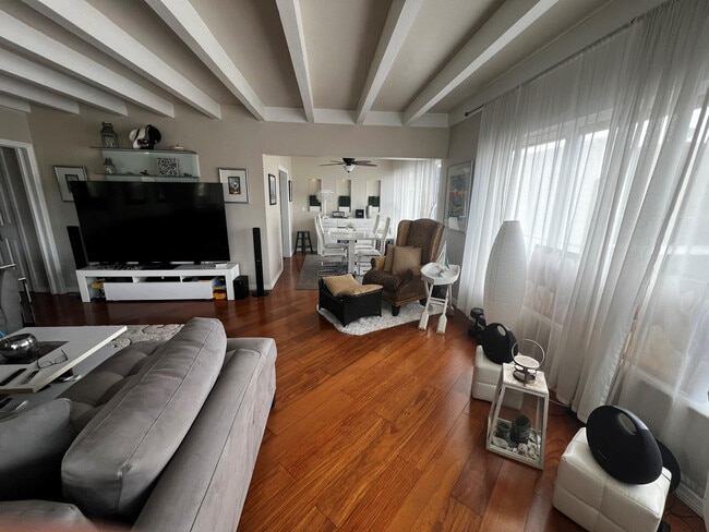 Building Photo - 904 NE 20th Ave