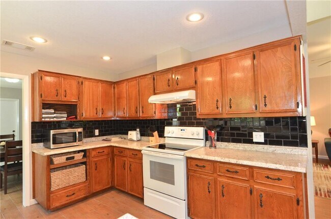 Building Photo - 1101 Deep Wood Dr
