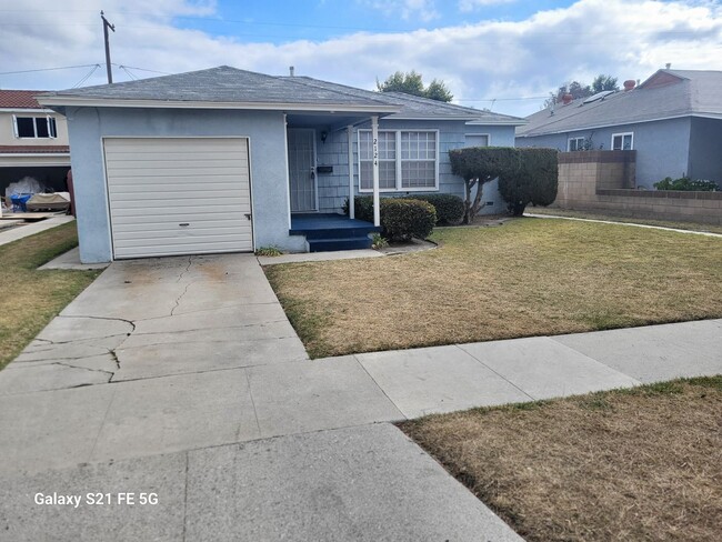 Building Photo - Long Beach- 2bd 1ba- yard, garage, hardwoo...