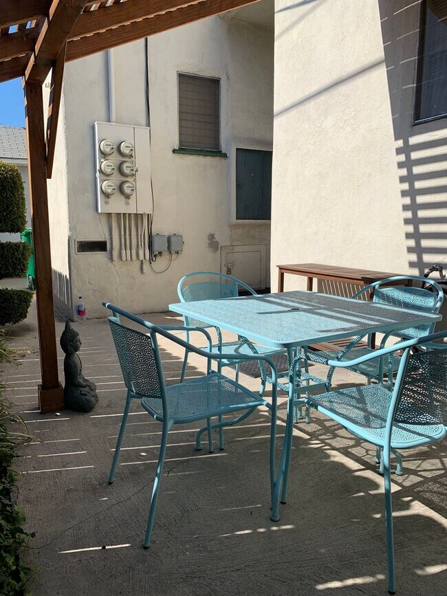 Building Photo - Gorgeous 1+1  in Glendale - Close to Eagle...