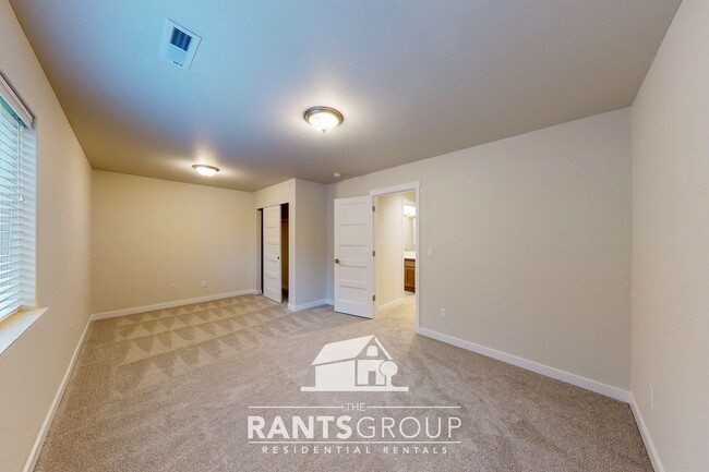 Building Photo - Beautiful Home! Easy JBLM commute!