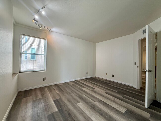 Building Photo - Spacious 2 BED 2 BATH Condo! Two-Car Tandem Garage! Central AC! In Unit Washer/Dryer!