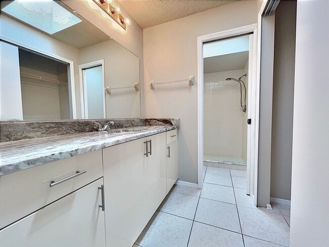 Building Photo - 4 Bedroom Upgraded Home for rent in Bermuda Bay