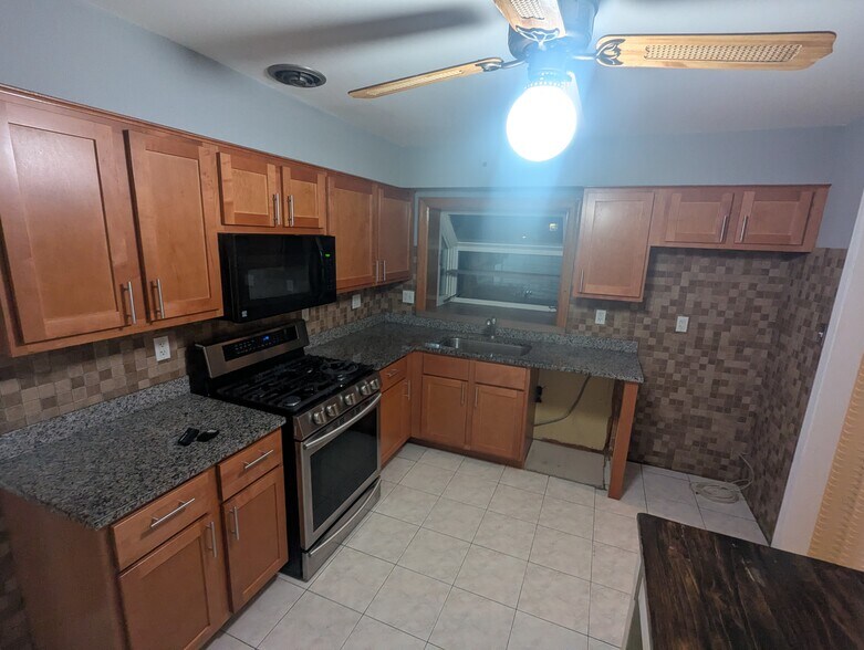 Building Photo - 8049 W Eastwood Ave