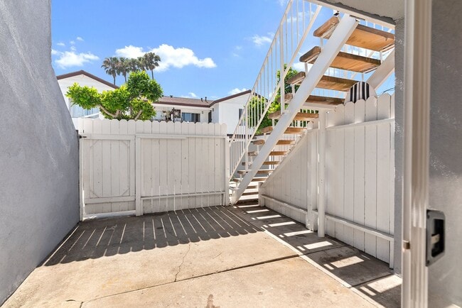 Building Photo - 1022 El Camino Dr