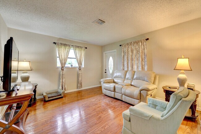 Building Photo - 141 SE Serenata Ct