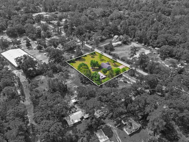 Building Photo - Private acre property, the charm you have been looking for. This is a place to call home!