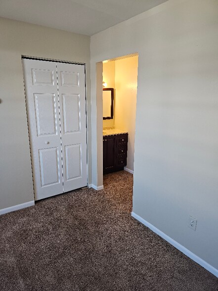 Building Photo - 2405 Walnut Ridge Dr