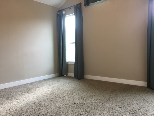 Building Photo - BEAUTIFUL TOWNHOUSE IN CRESTVIEW