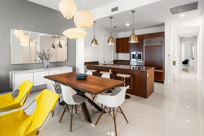 Building Photo - 15901 Collins Ave