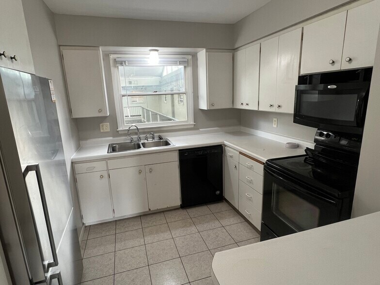 Building Photo - 410 6th Ave SW