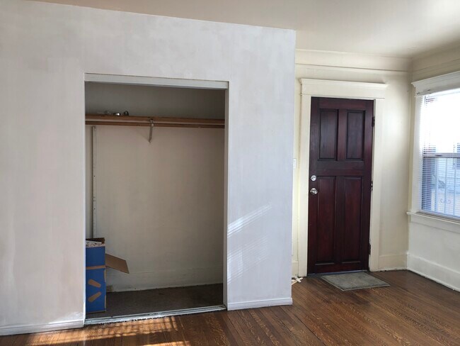 Building Photo - 1132 S Hoover St