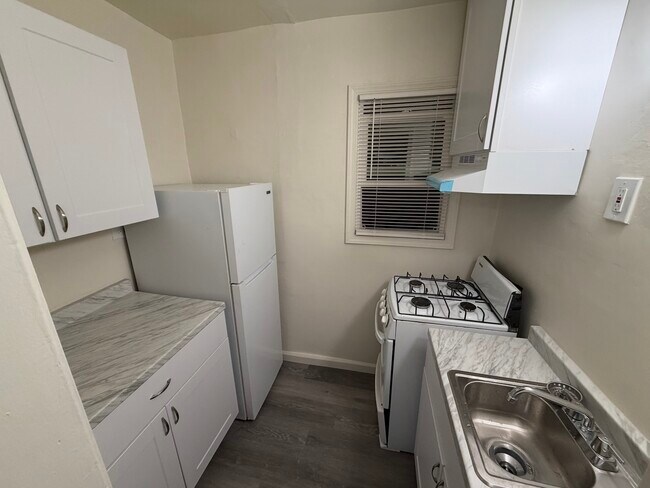 Building Photo - 826 E Rte 66