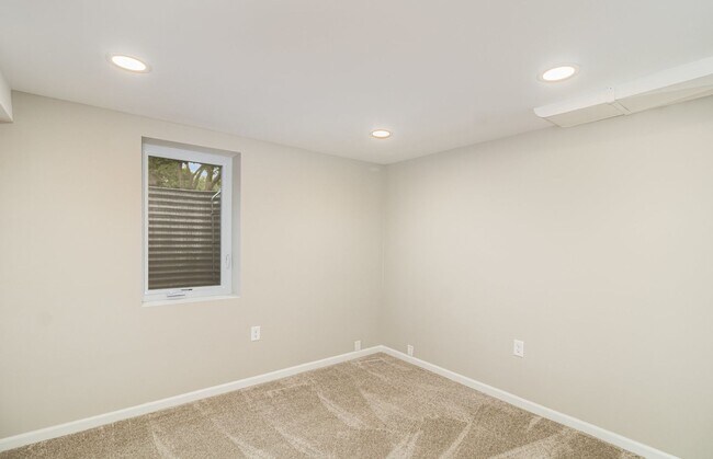 Building Photo - Beautiful 4 Bed 2 Bath Home With Fence and...