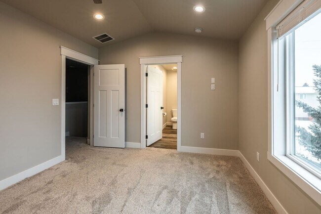 Building Photo - Beautiful 3 Bed, 2.5 Bath Townhome in Ashton