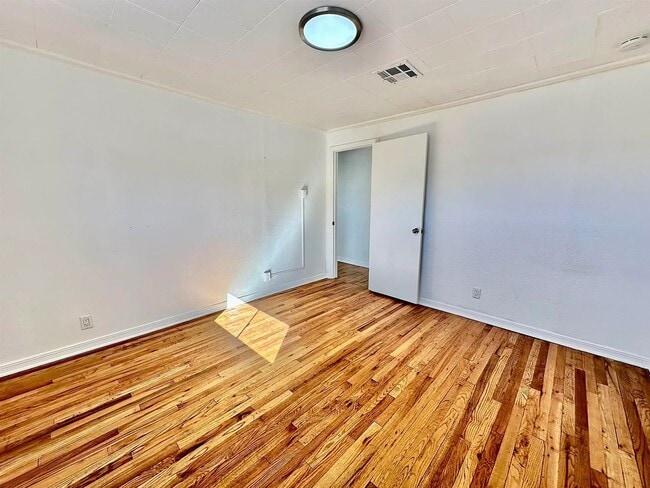 Building Photo - 819 15th St