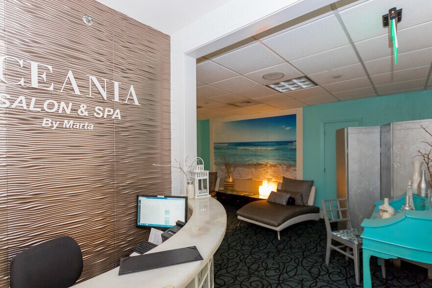 Building Photo - 16485 Collins Ave