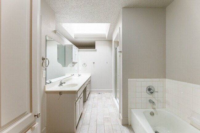 Building Photo - Spacious 3/2/2