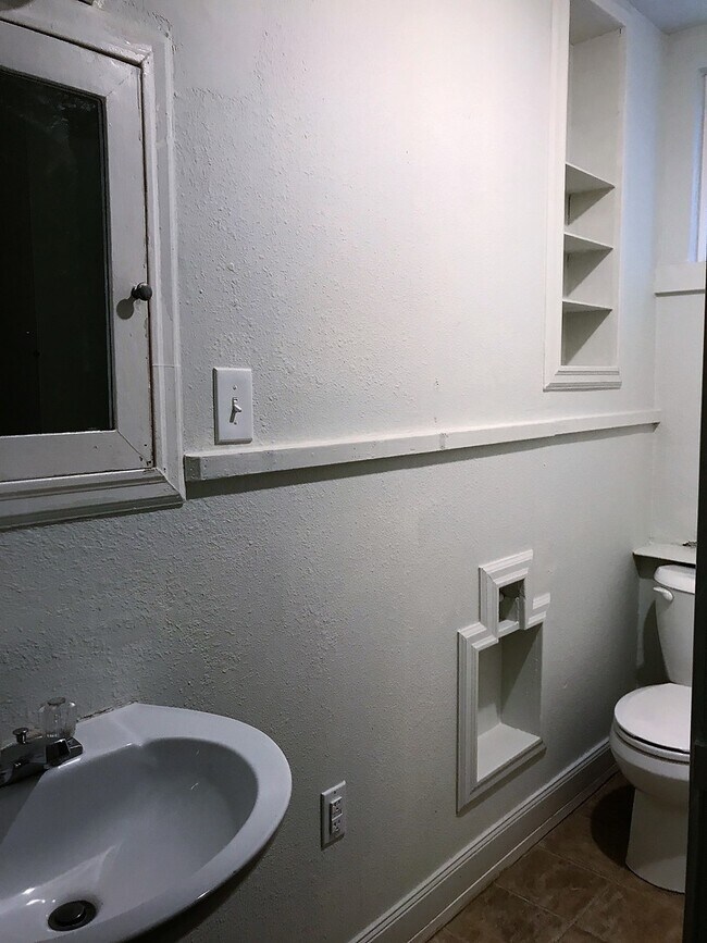 Building Photo - Charleston District- 1 bed 1 bath with W/D...