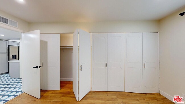 Building Photo - 6752 Hillpark Dr