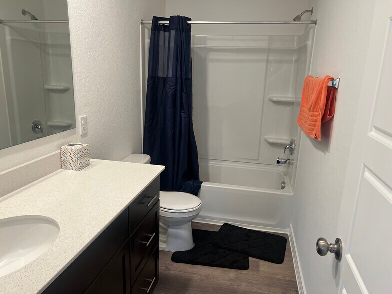 Upstairs bathroom - 8123 Hamrick Cir