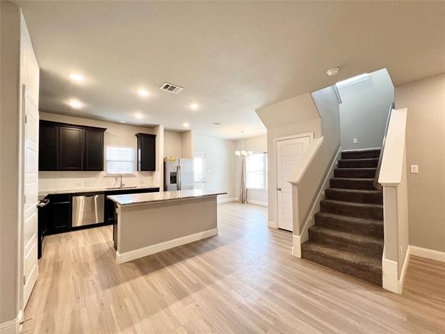 Building Photo - 5000-5002 Villas Dr