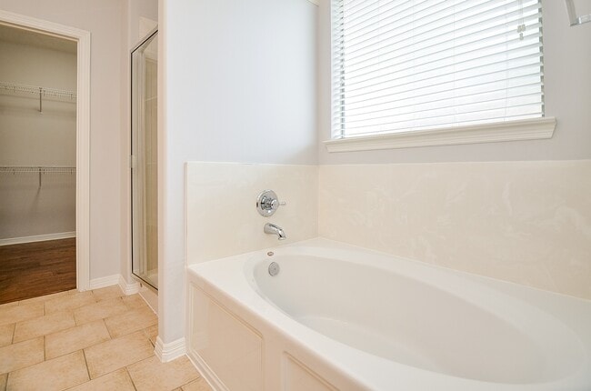 Building Photo - 3911 Fallsbrook Ct