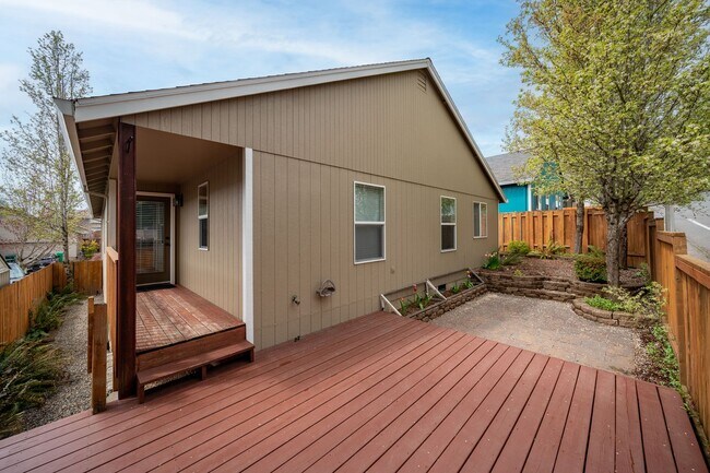 Building Photo - 14046 SE Summerfield Loop