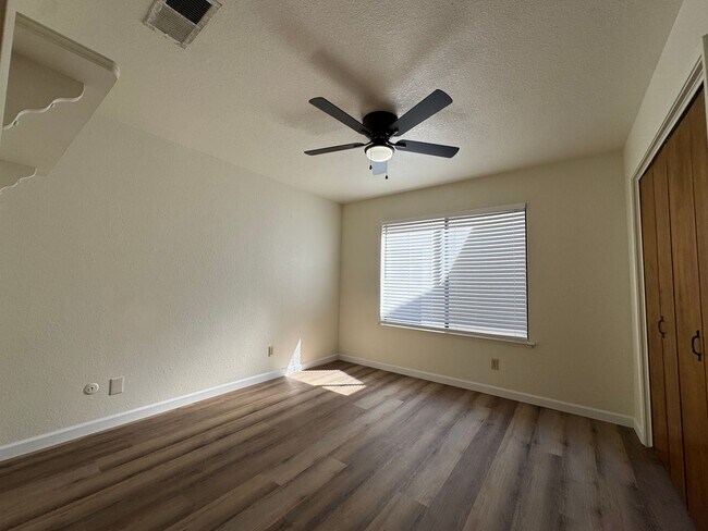 Building Photo - 657 W Escalon Ave