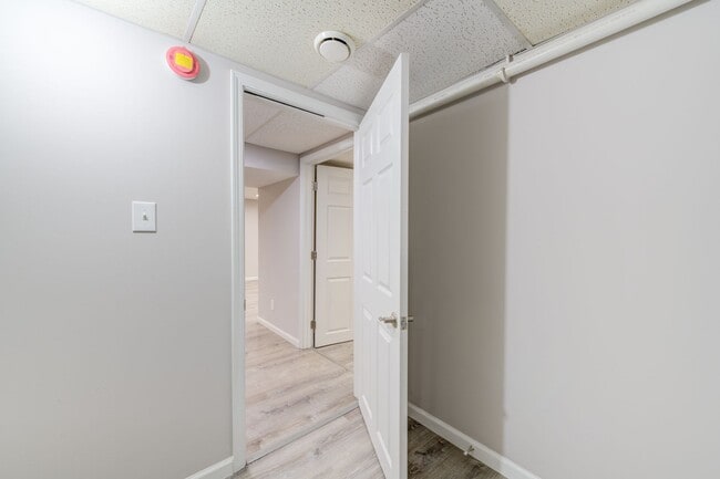 Building Photo - 3 bedroom 2 bath house with attached garage.