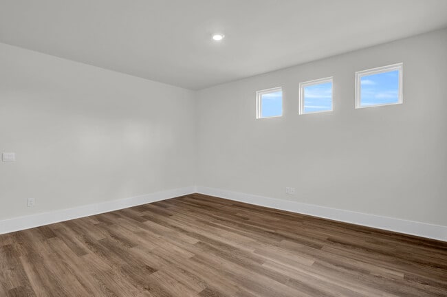 Building Photo - 514 Silky Oak Dr SE