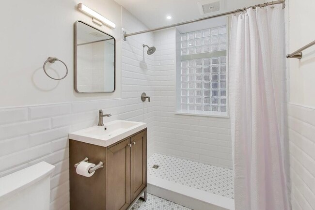 Building Photo - 2241 W Eastwood Ave