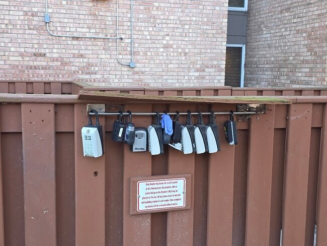 Building Photo - 5950 Oakwood Dr