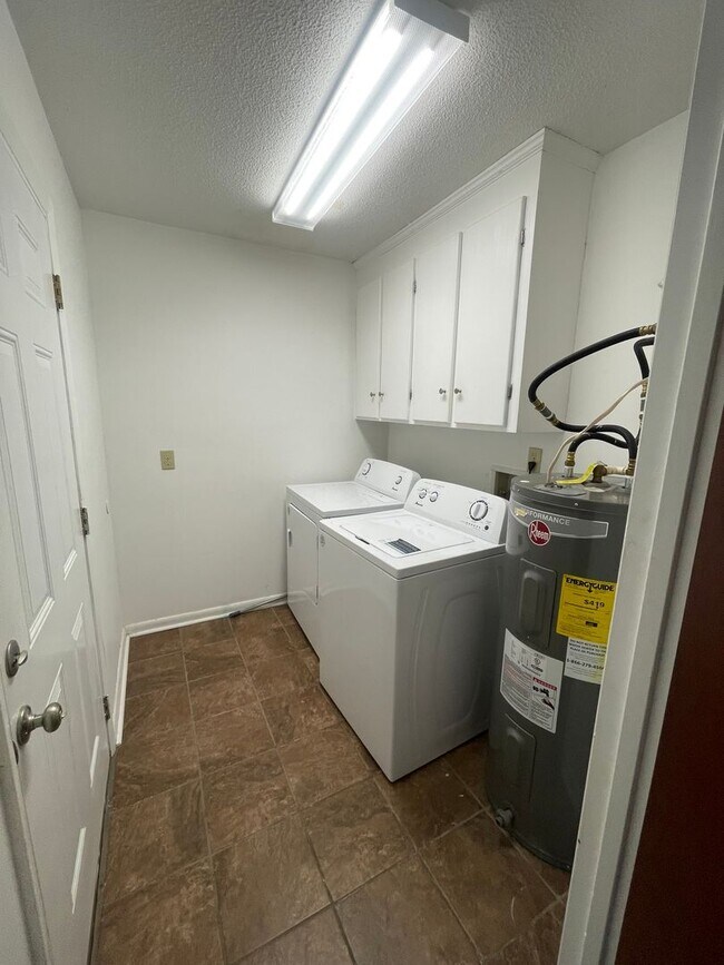 Building Photo - Enterprise Living!