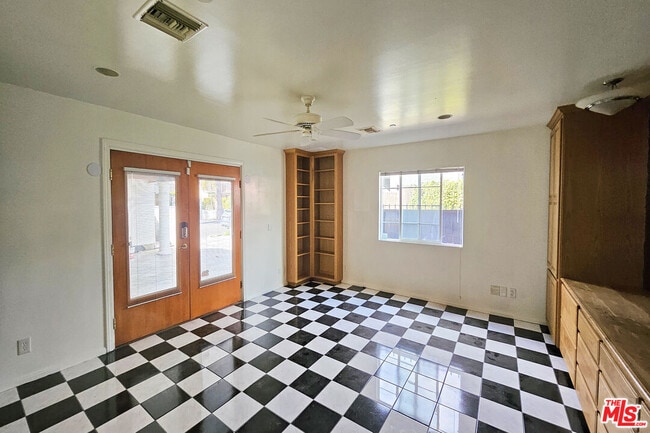 Building Photo - 302 N Griffith Park Dr