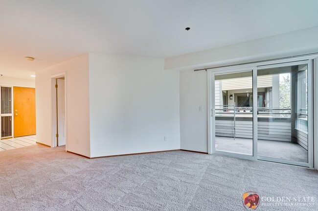 Building Photo - Top Floor Corner Unit - New Carpet - Eleva...