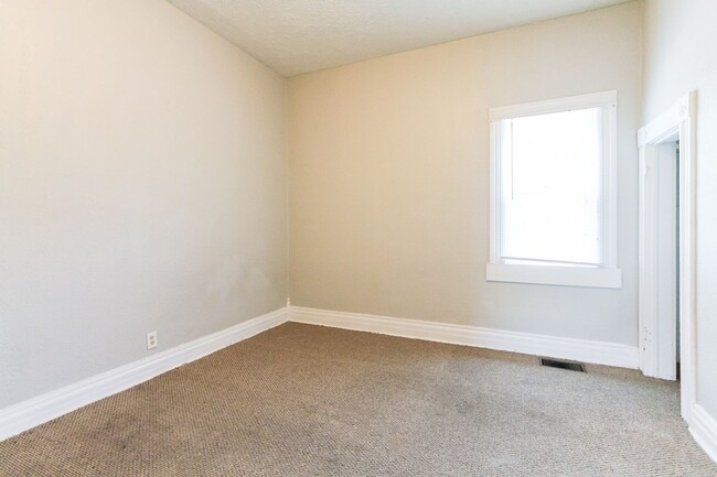 Building Photo - 4 bed, 2 bath Home- Close to Local Shops and Restaurants