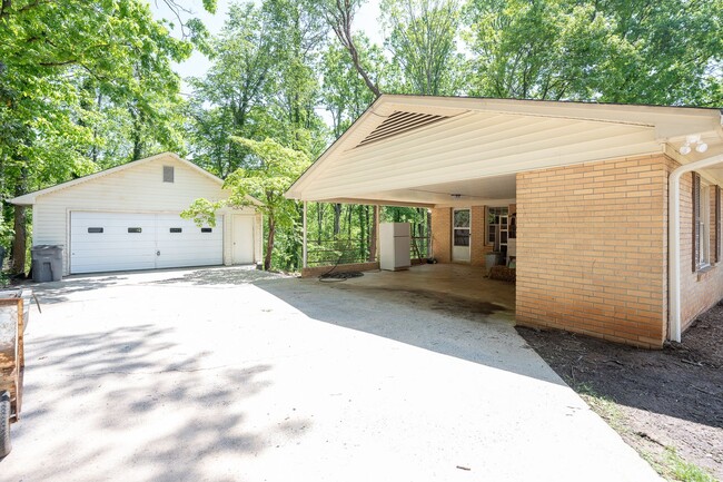 Building Photo - SPACIOUS RETREAT WITH DOWNTOWN CONVENIENCE