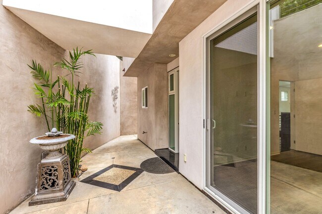 Building Photo - 3 Bed 3 Bath Ocean View, Penthouse "Mark Singer" Residence in Downtown Laguna Beach