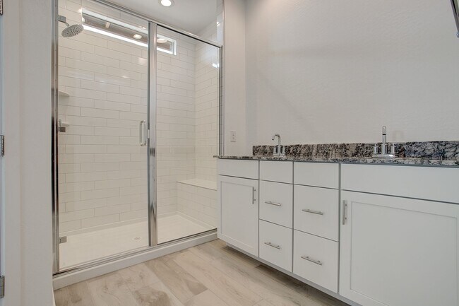 Building Photo - Gorgeous 5 Bedroom Lennar Home built 3 years ago still like new!!!  5 bedrooms in Northern Crossi...